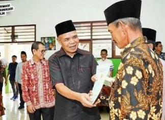 Pj Bupati Tebo Serahkan Sertipikat ke Pelaku UMKM di Sungai Tilan