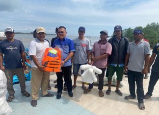 Bangkitkan Ekonomi Nelayan, Anggota Dewan dari Partai Demokrat Ini Salurkan Bantuan Alat Tangkap