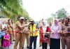 Pj Bupati Aspan Penuhi Undangan Warga Mekar Sari & Sumber Sari Undang Resmikan Jalan