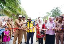 Pj Bupati Aspan Penuhi Undangan Warga Mekar Sari & Sumber Sari Undang Resmikan Jalan