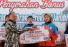 Pj Bupati Aspan Serahkan Bonus Atlet Peraih Medali dan Kafilah Juara pada MTQ Tingkat Provinsi