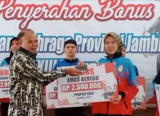 Pj Bupati Aspan Serahkan Bonus Atlet Peraih Medali dan Kafilah Juara pada MTQ Tingkat Provinsi