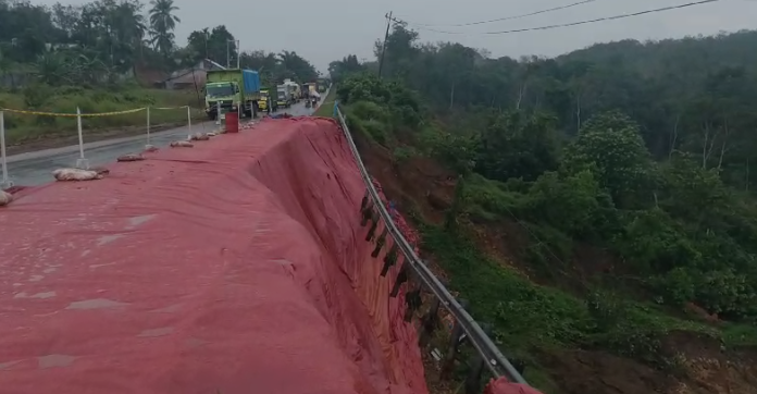 Jalan Nasional Retak Akibat Longsor Jalur Transportasi Antar Provinsi Terancam Putus