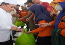 Gubernur Al Haris Berikan Bantuan Sembako Bagi Petugas Kebersihan Kota Jambi