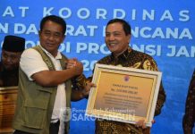 Pj Bupati Sarolangun Terima Bantuan Operasional 250 Juta dan Peralatan Logistik Penanganan Banjir dari BNPB RI