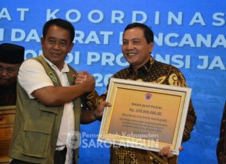 Pj Bupati Sarolangun Terima Bantuan Operasional 250 Juta dan Peralatan Logistik Penanganan Banjir dari BNPB RI
