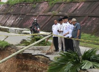 Tinjau Jalan Longsor di Desa Pasar Pelawan, Pj Bupati Sarolangun Bachril Bakri Minta PUPR Segera Perbaiki