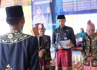 Pj Bupati Muaro Jambi Bachyuni Deliansyah Hadiri Pelantikan Pemangku Adat Melayu Desa Mulya Jaya