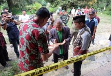 Penjabat Bupati Muaro Jambi Bachyuni Bersama Sekda Memberikan Bantuan Korban Kebakaran