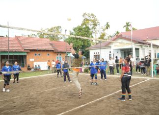 Pj Bupati Bachyuni Deliansyah Saksikan Pertandingan Bola Voli Kejuaraan Desa Betung Cup