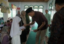 Pj Bupati Muaro Jambi Berikan Santunan Anak Yatim dan Kaum Dhuafa di Desa Keranggan