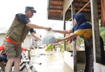 Pj Bupati Muaro Jambi Salurkan Ribuan Paket Sembako ke Warga Terdampak Banjir