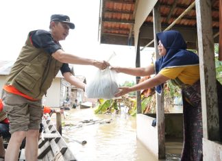 Pj Bupati Muaro Jambi Salurkan Ribuan Paket Sembako ke Warga Terdampak Banjir