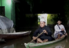 Ditengah Bencana Banjir, Warga Gunakan Perahu untuk Sholat Tarawih Berjamaah