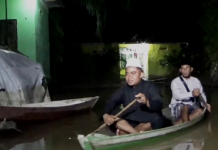 Ditengah Bencana Banjir, Warga Gunakan Perahu untuk Sholat Tarawih Berjamaah