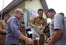 Penjabat Bupati Muaro Jambi Serahkan Sertifikat Redistribusi Tanah di Desa Talang Belido