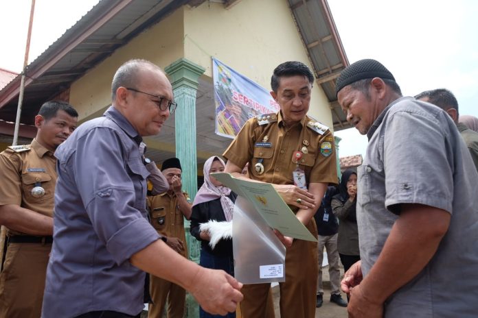 Penjabat_Bupati_Muaro_Jambi_Serahkan_Sertifikat_Redistribusi_Tanah_di_Desa_Talang_Belido