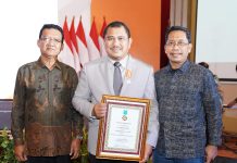 Dinilai Berkontribusi, Bupati H Mashuri Terima Penghargaan sebagai Tokoh Penggerak Koperasi Madya