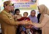 Bachril Bakri Tinjau Pelayanan Posyandu di Desa Pulau Lintang dan Serahkan Bantuan untuk Pencegahan Stunting