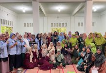 Dedy-Dayat Didoakan Ibu-ibu Pengajian Dusun Karya Harapan Mukti, Hj Elza dan Ibu Suci Potong Tumpeng