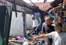 Tinjau Lokasi Kebakaran di Pasar Atas, Dedy Putra Siap Tata Kembali Pasar Atas