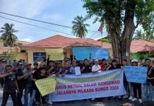 Tuntut Netralitas, Massa Unjuk Rasa di Kantor Bawaslu Bungo
