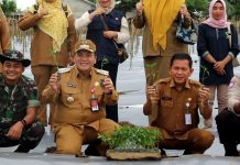 Bachril Bakri Lakukan Gerakan Tanam Cabe Merah Bersama Poktan Sako Mandiri