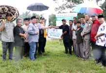 Pj Bupati Sarolangun Bachril Bakri Salurkan Bantuan Baznas untuk Masyarakat Desa Pulau Buayo