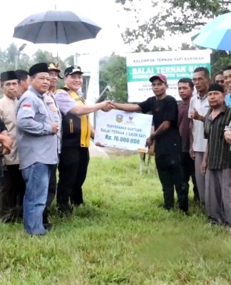Pj Bupati Sarolangun Bachril Bakri Salurkan Bantuan Baznas untuk Masyarakat Desa Pulau Buayo