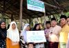 Bachril Bakri Serahkan Bantuan Induk Sapi Bali ke Keluarga Miskin di Lubuk Resam