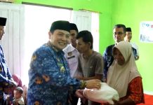 Kendalikan Miskin Ekstrim dan Pencegahan Stunting, PJ Bupati Sarolangun Berikan Bantuan Sembako untuk Masyarakat Batang Asai