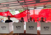 Cabup Dedy Putra Nyoblos di TPS 07 Pasir Putih Bareng Istri dan Anak