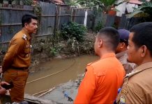 Pj Bupati Muaro Jambi Tinjau Lokasi Banjir di Desa Tangkit