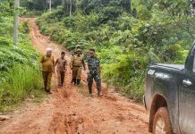 Tinjau Jalan Rusak di Bukit Bulan, PJ Bupati Sarolangun Bahri Siapkan Anggaran BTT