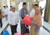 Bupati Tanjab Barat Anwar Sadat Berikan Bantuan di Tungkal Ulu