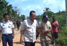 Bupati Muaro Jambi BBS Saksikan Langsung Pemasangan Lampu Jalan