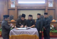 Bupati BBS Hadiri Rapat Paripurna DPRD Penandatanganan 5 Ranperda