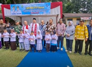 Program Bungo Pintar, Bupati Dedy Putra Launching Seragam Sekolah Gratis untuk Siswa Baru SD dan SMP