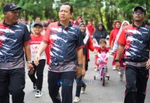 Momentum HUT RI ke-80, Bupati BBS Senam dan Jalan Sehat Bersama Ribuan Warga Mendalo Darat