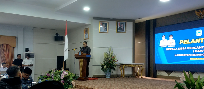 Bupati Merangin H. M. Syukur, S. H., M. H. Resmi melantik enam Kepala Desa hasil pemilihan Pergantian Antar Waktu