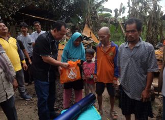 Bupati Muaro Jambi Serahkan Bantuan kepada Korban Kebakaran di Talang Kerinci