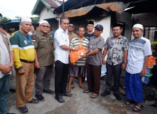 Wakil Bupati Muaro Jambi Tinjau Lokasi Kebakaran, Serahkan Bantuan Darurat