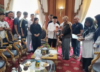 Gubernur Al Haris Berangkatkan Umroh Orang Tua Peraih Emas PON Aceh–Sumut