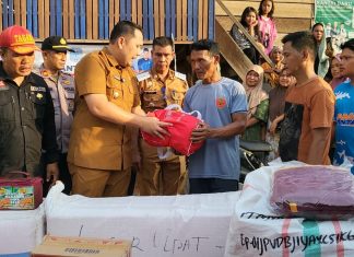Arungi Sungai Deras, Bupati H M Syukur Salurkan Bantuan Banjir