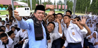 Gubernur Al Haris Apresiasi Penerapan Adat Melayu saat Penyerahan Murid Baru di SMAN 1 Muaro Jambi