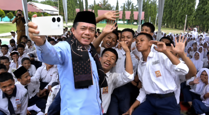 Gubernur Al Haris Apresiasi Penerapan Adat Melayu saat Penyerahan Murid Baru di SMAN 1 Muaro Jambi