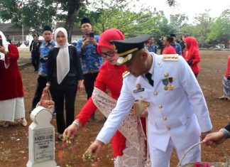 Usai Pimpin Upacara HUT ke-81 RI, Bupati Bungo Tabur Bunga di TMP Satria Negara