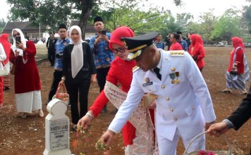 Usai Pimpin Upacara HUT ke-81 RI, Bupati Bungo Tabur Bunga di TMP Satria Negara
