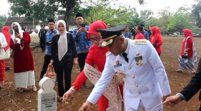 Usai Pimpin Upacara HUT ke-81 RI, Bupati Bungo Tabur Bunga di TMP Satria Negara